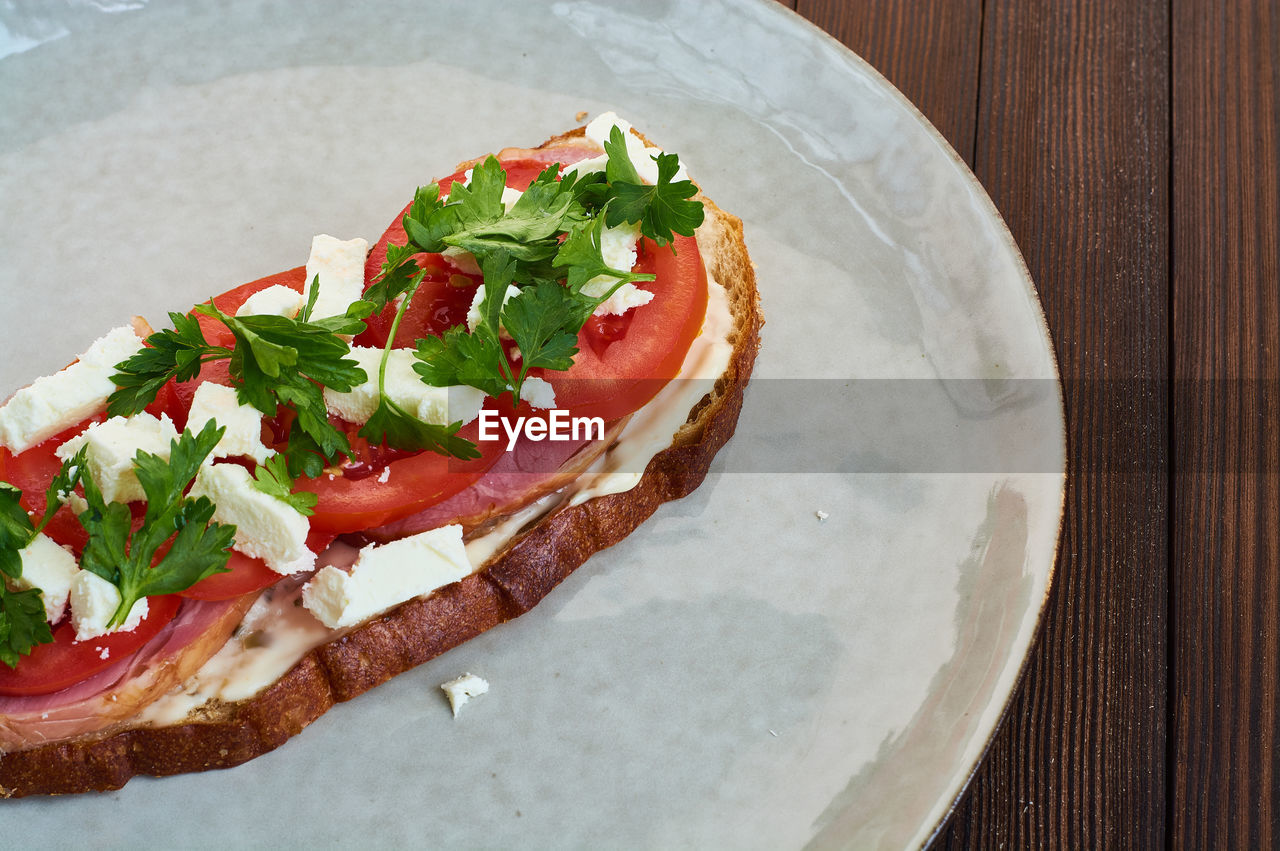 HIGH ANGLE VIEW OF BREAKFAST SERVED IN PLATE