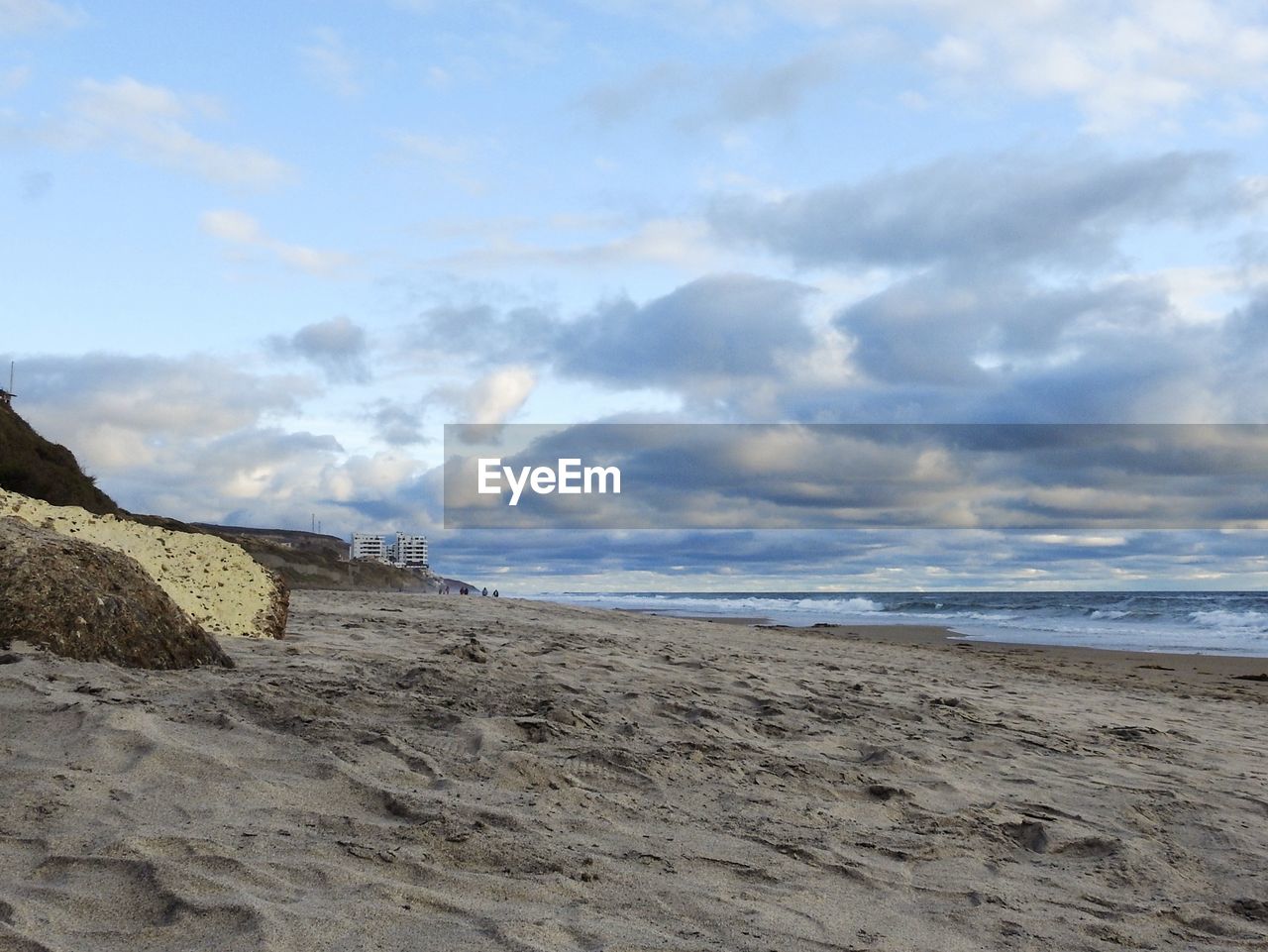 PANORAMIC VIEW OF BEACH AGAINST SKY