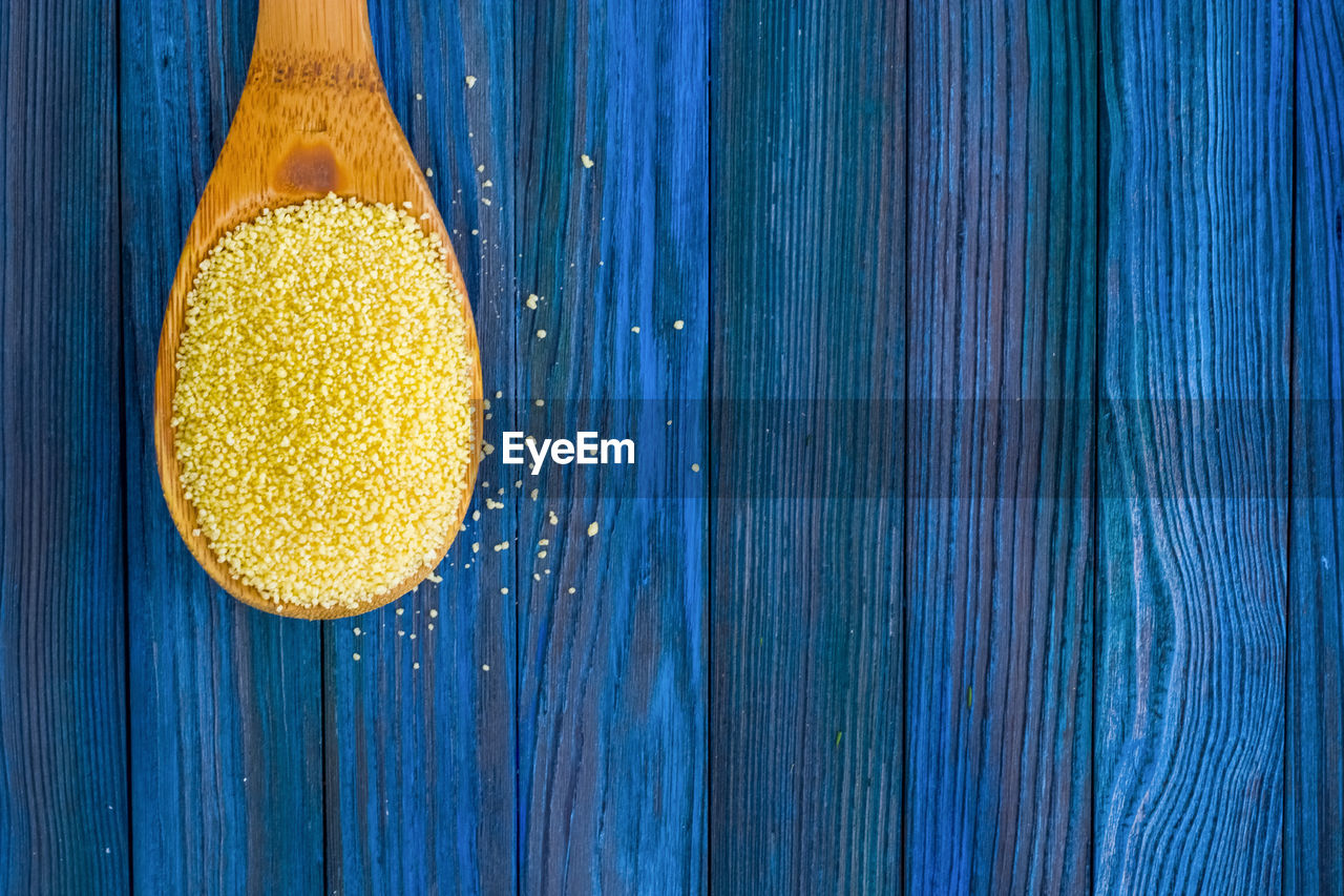 DIRECTLY ABOVE SHOT OF LEMON SLICE ON BLUE WOODEN SURFACE