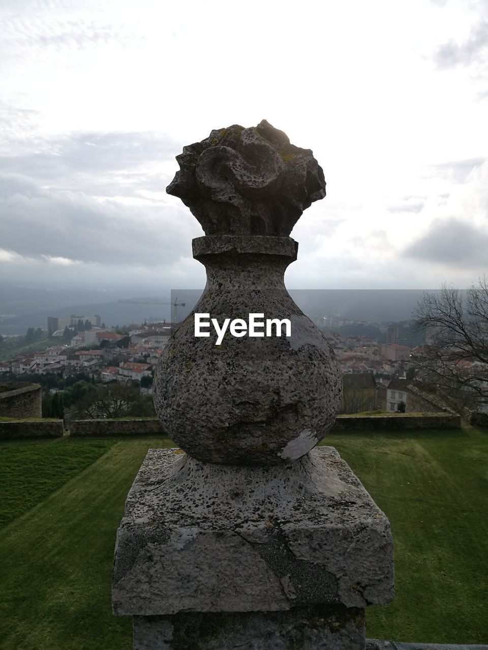 STATUE OF ANGEL AGAINST SKY