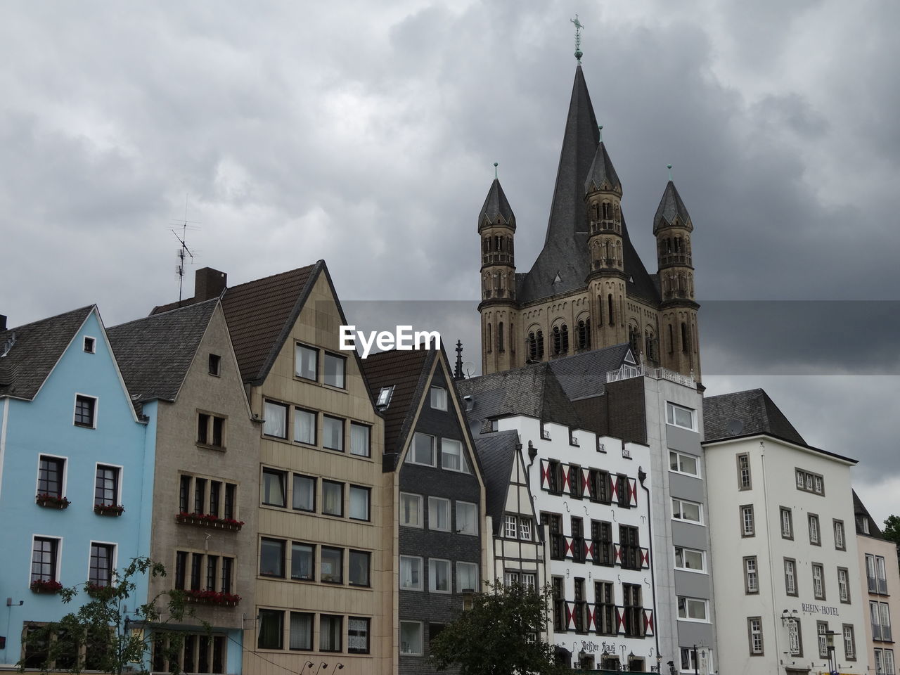 LOW ANGLE VIEW OF BUILDINGS AND CATHEDRAL AGAINST SKY