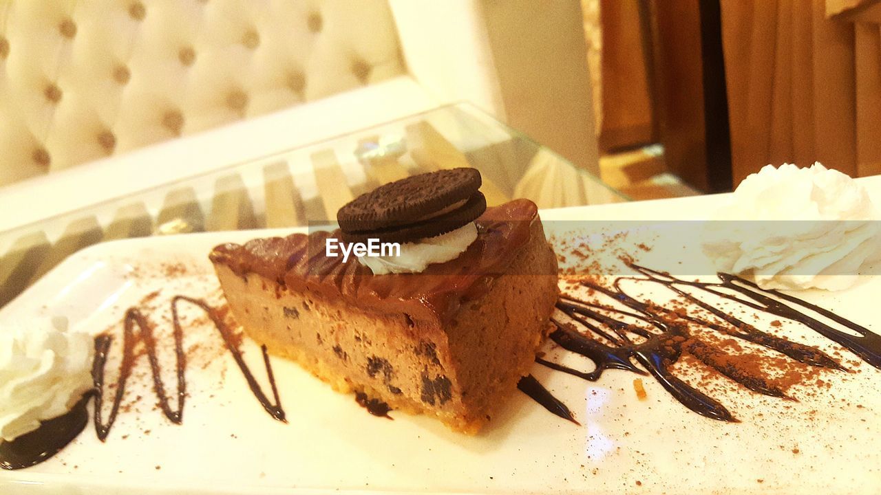 CLOSE-UP OF CHOCOLATE CAKE WITH BREAD IN PLATE