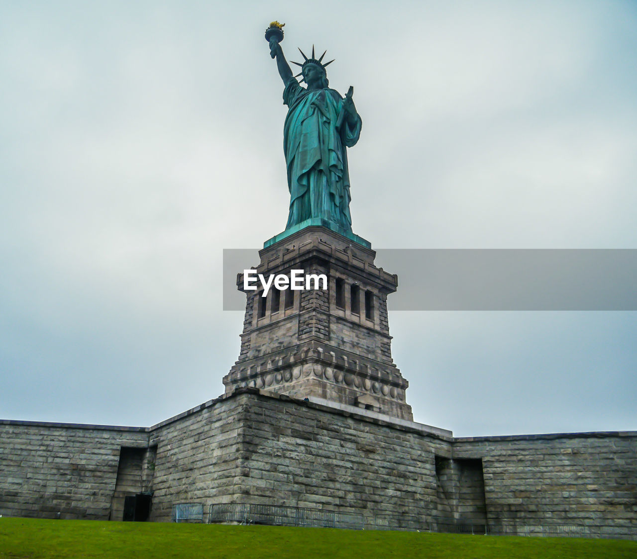 LOW ANGLE VIEW OF STATUE OF A BUILDING