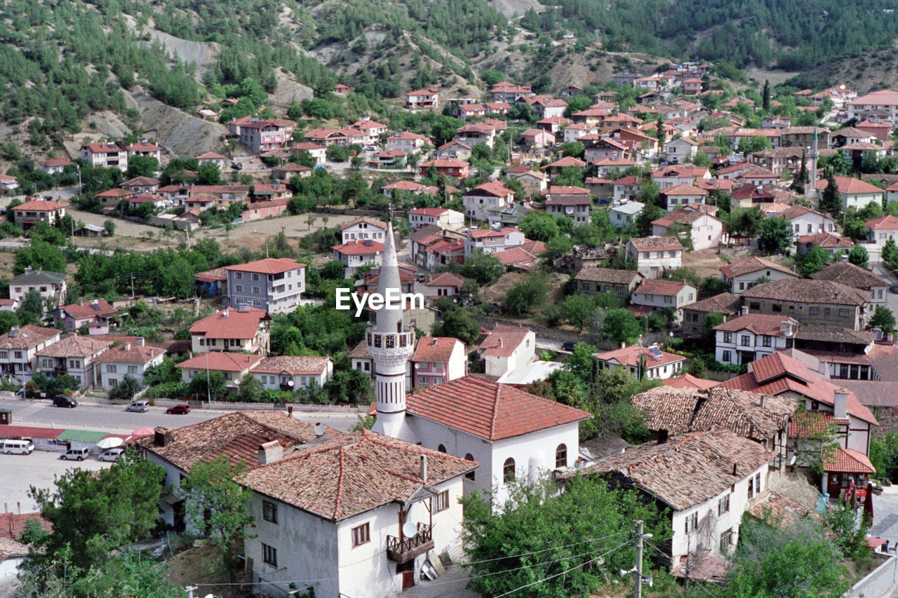 HIGH ANGLE VIEW OF TOWNSCAPE AND BUILDINGS