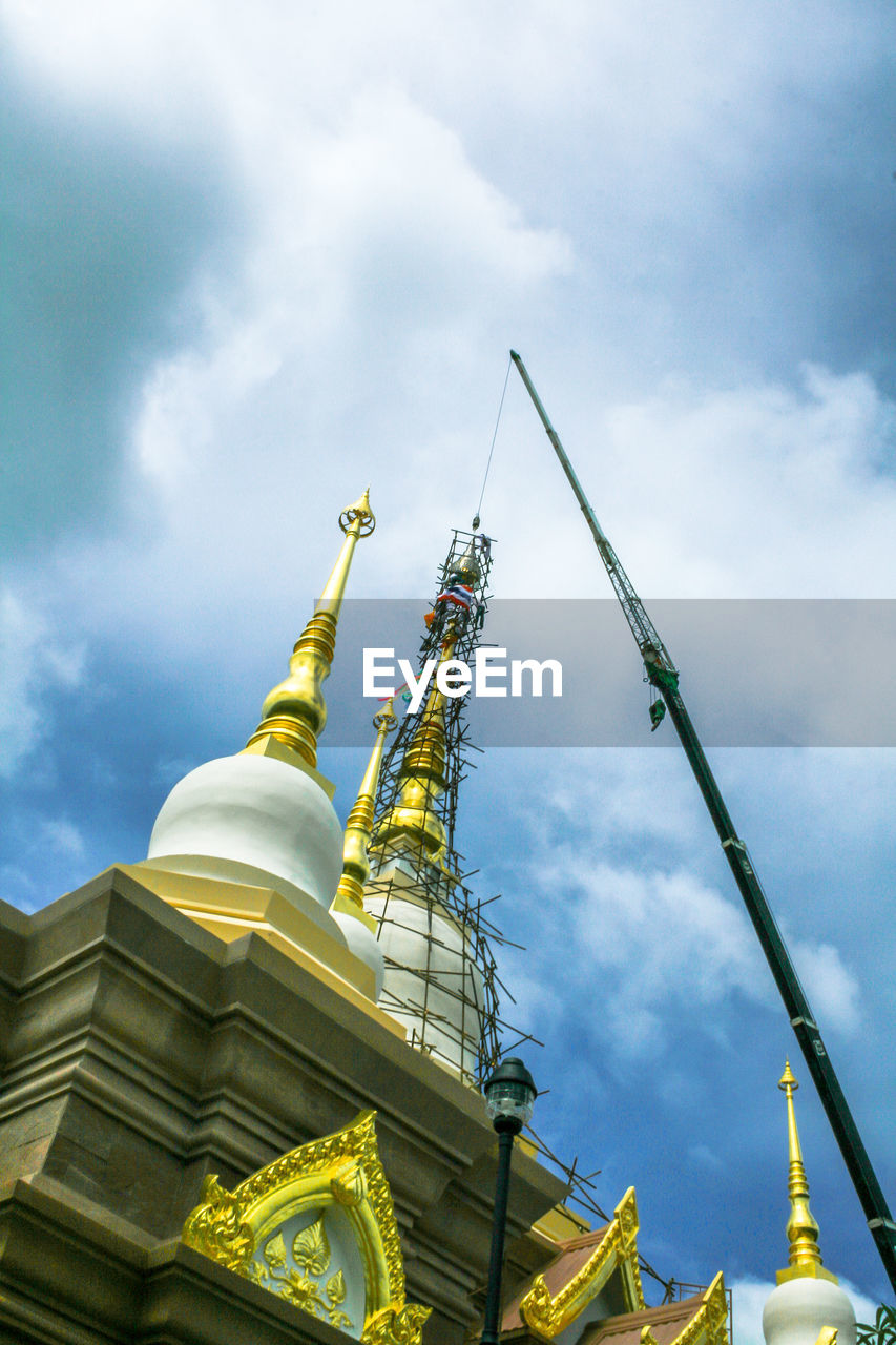 LOW ANGLE VIEW OF STATUE AGAINST TEMPLE AGAINST SKY