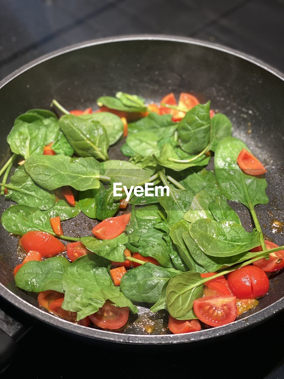 HIGH ANGLE VIEW OF FRESH VEGETABLES IN PAN