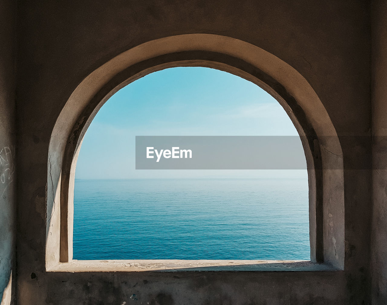 Minimalsit photo of a window overlooking the sea.