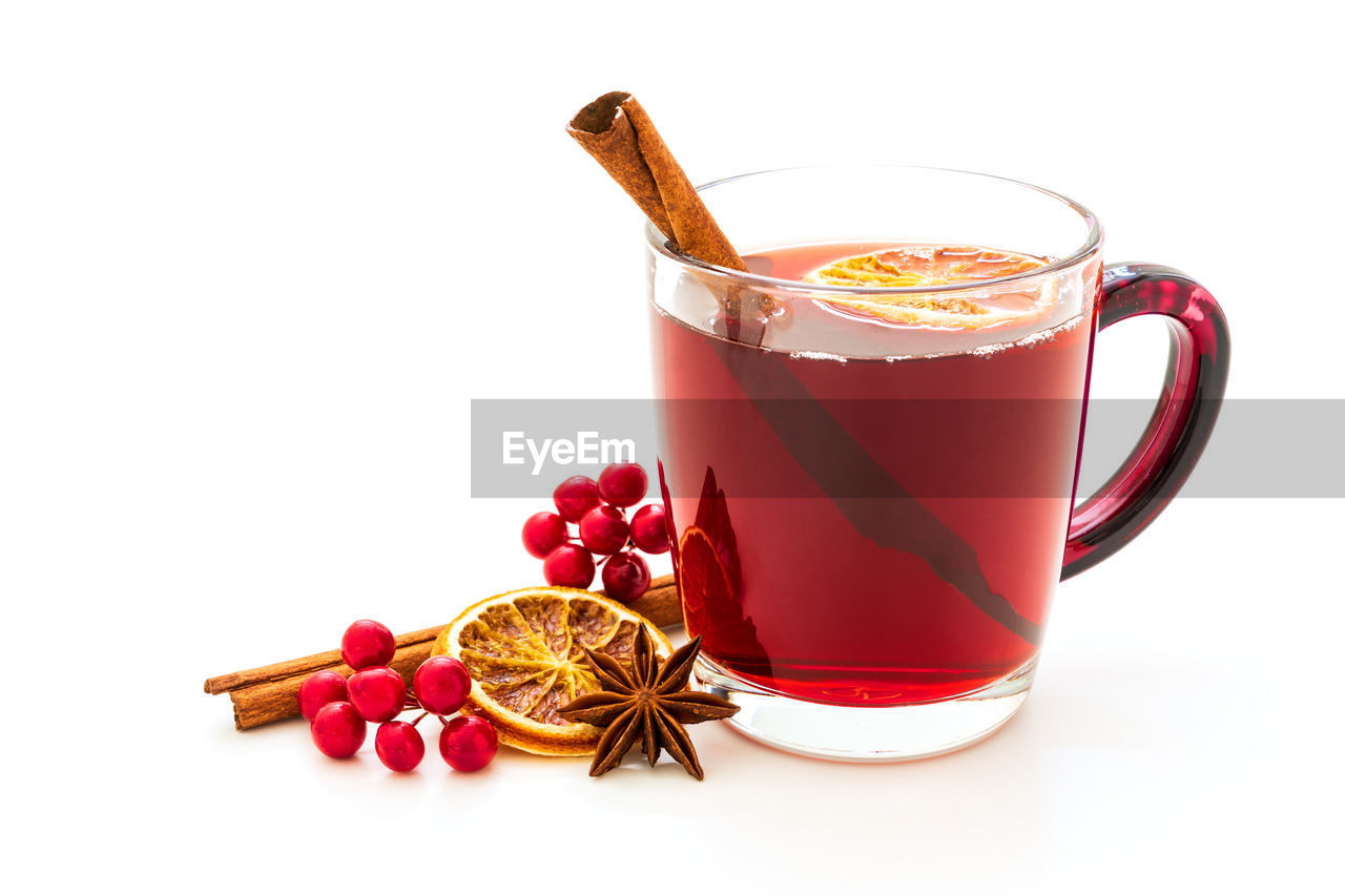 CLOSE-UP OF RED WINE AGAINST WHITE BACKGROUND