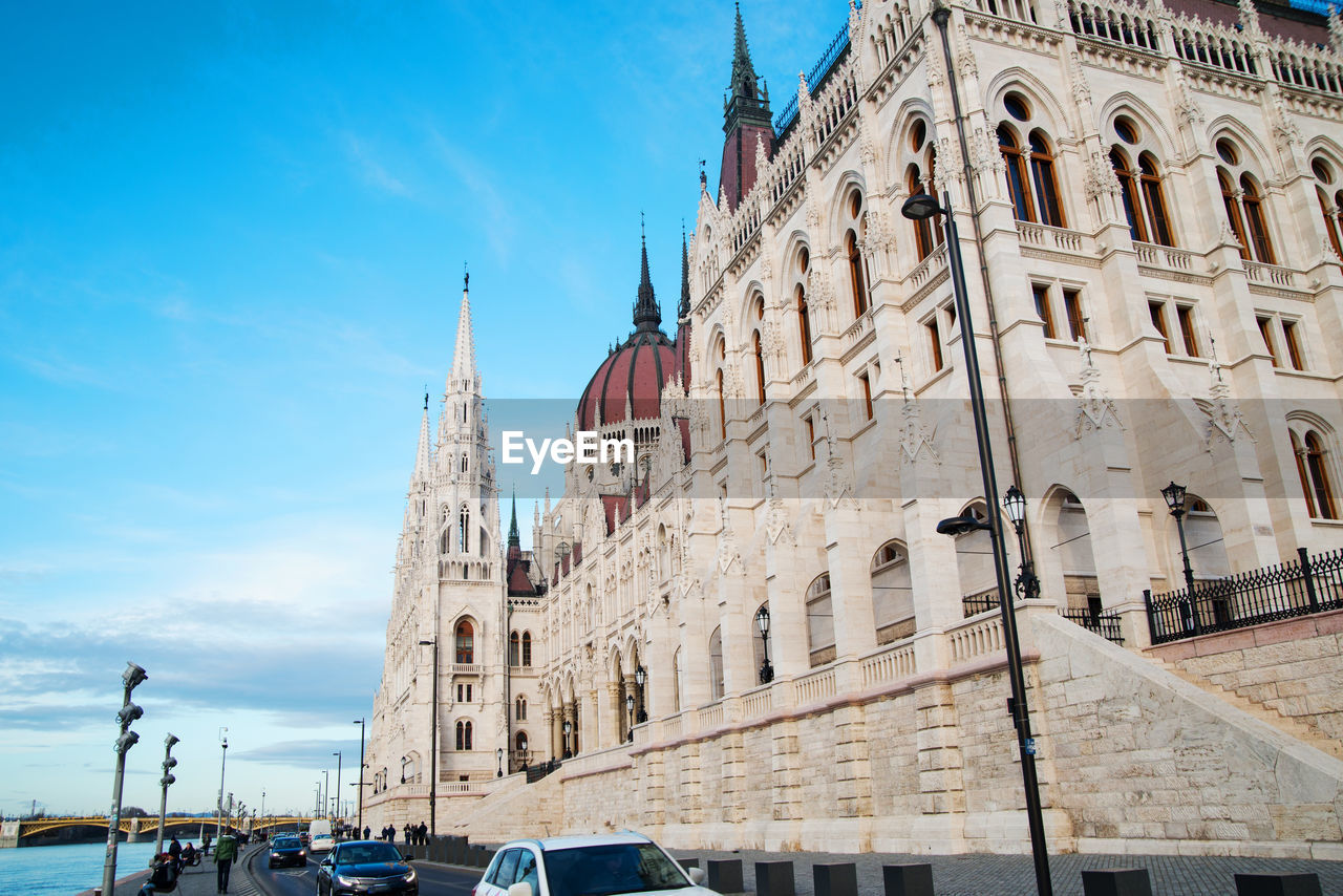 LOW ANGLE VIEW OF BUILDINGS IN CITY