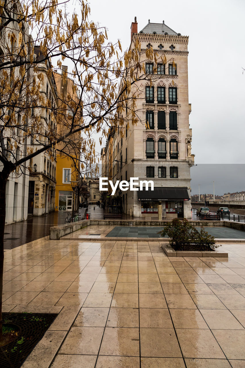 VIEW OF BUILDINGS IN CITY