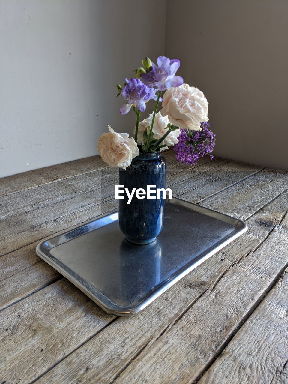 CLOSE-UP OF FLOWER VASE ON TABLE