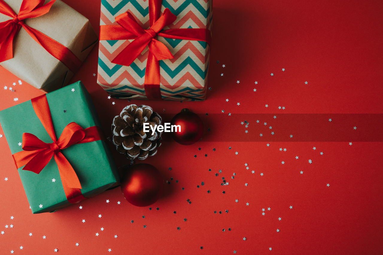 HIGH ANGLE VIEW OF CHRISTMAS ORNAMENTS ON TABLE