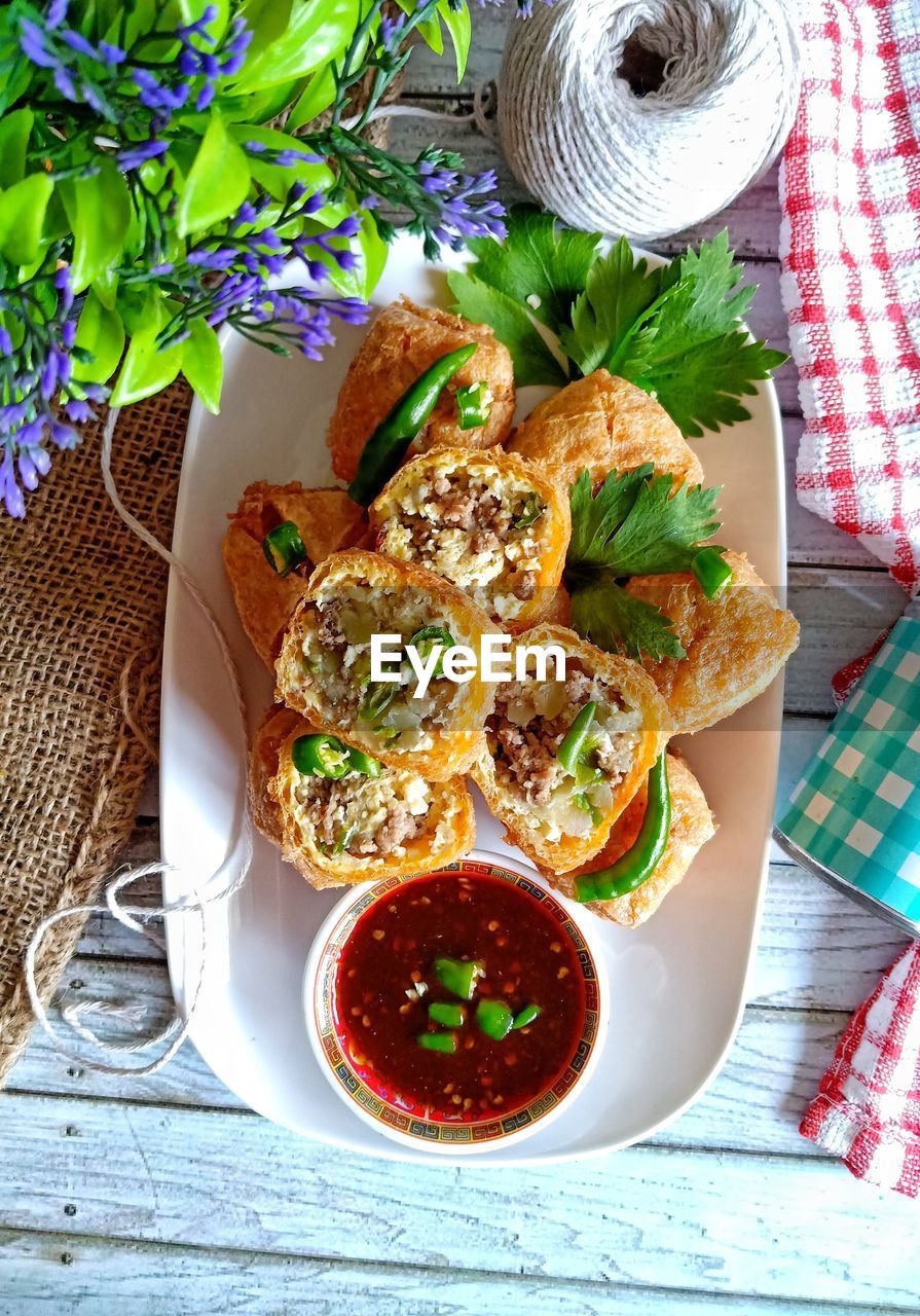 HIGH ANGLE VIEW OF BREAKFAST SERVED IN PLATE ON TABLE