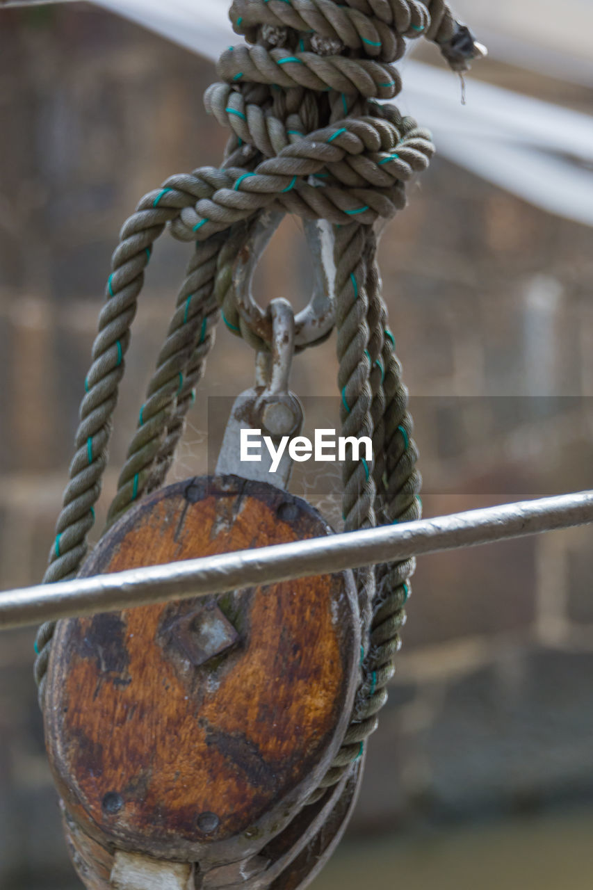 CLOSE-UP OF ROPE TIED TO BOAT