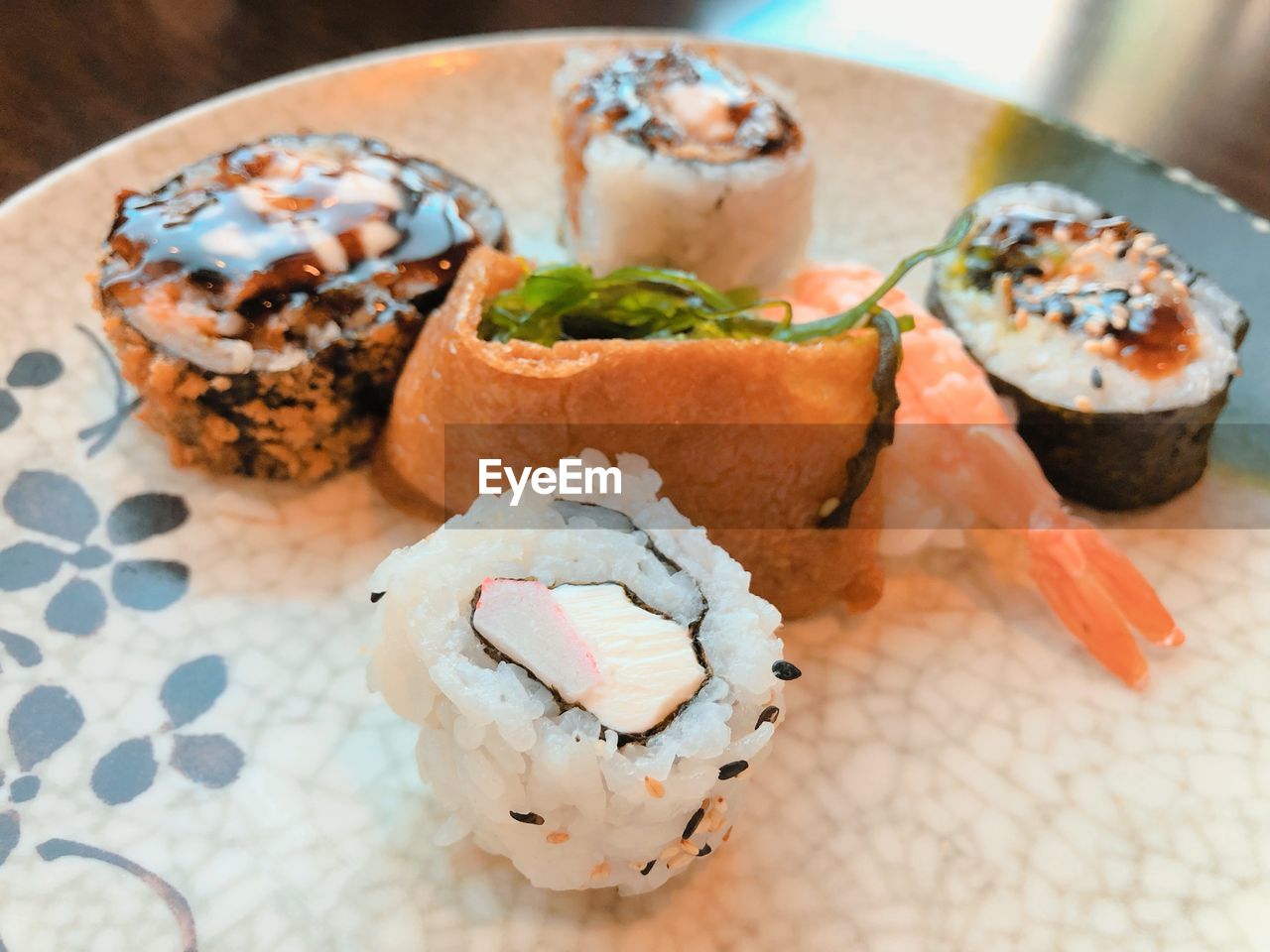 CLOSE-UP OF SUSHI ON PLATE