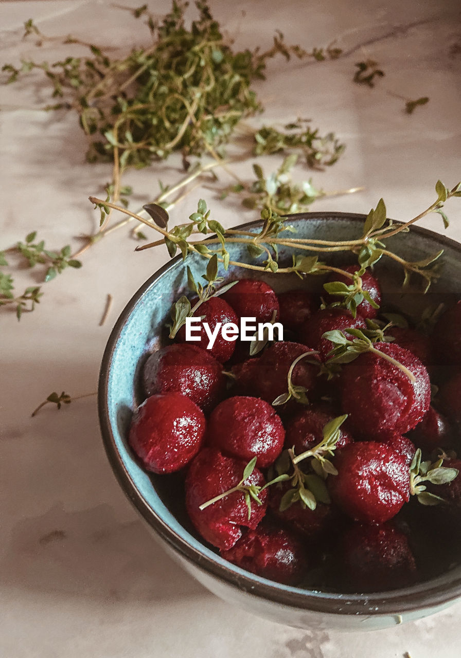 HIGH ANGLE VIEW OF STRAWBERRIES ON TABLE