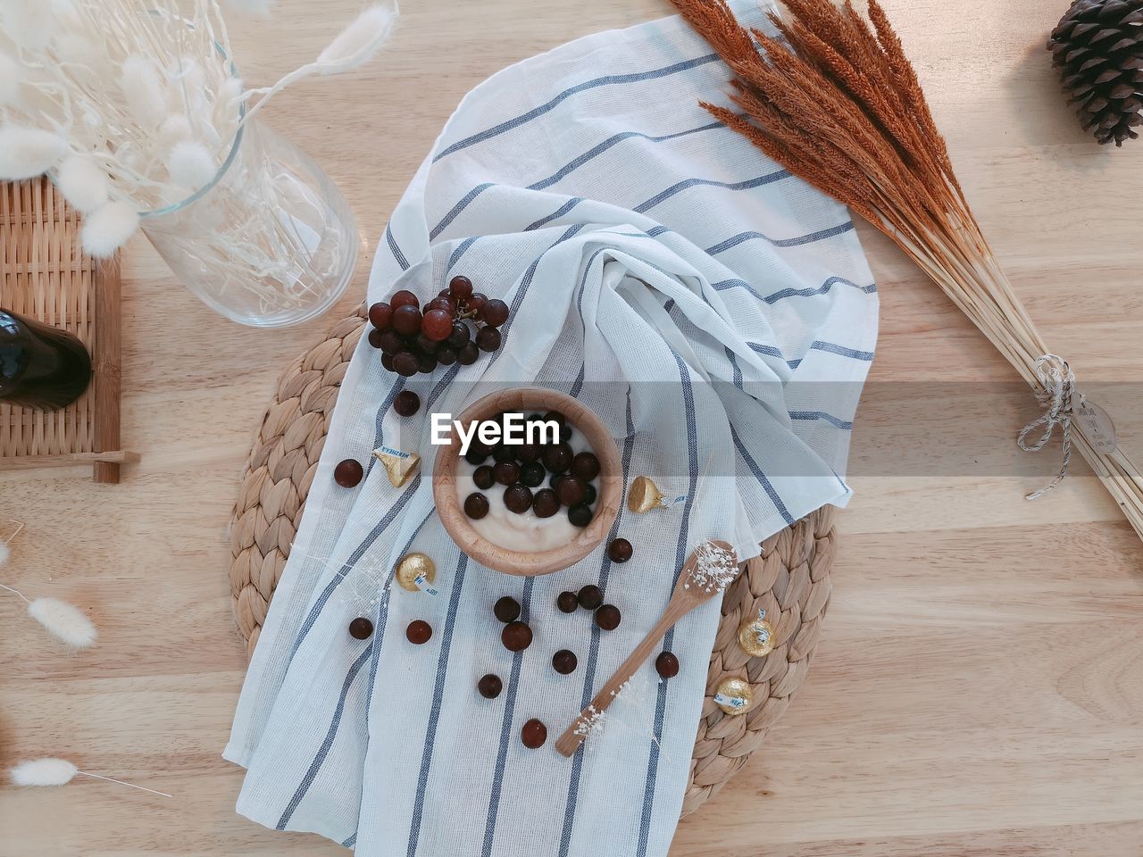 HIGH ANGLE VIEW OF CHOCOLATE CAKE ON TABLE