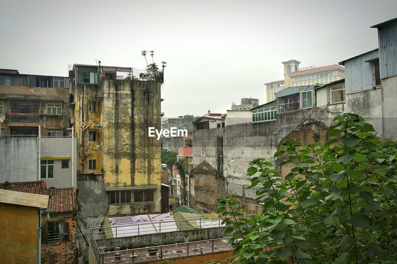 LOW ANGLE VIEW OF BUILDINGS IN CITY