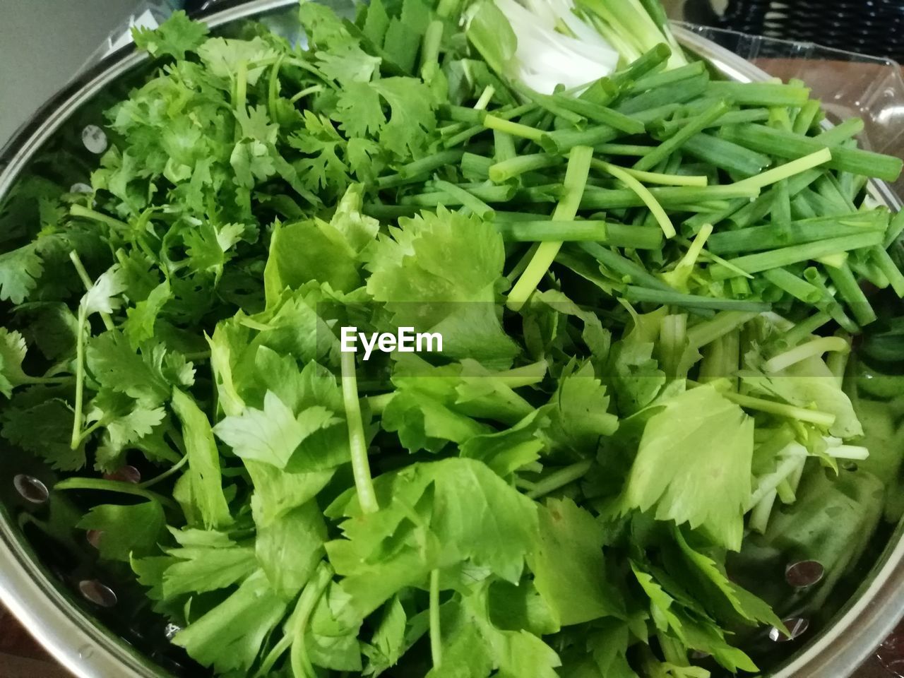 HIGH ANGLE VIEW OF CHOPPED VEGETABLE SALAD IN BOWL