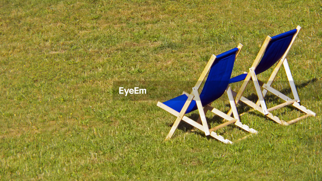 Two blue textile sun chairs in the wind 16x9