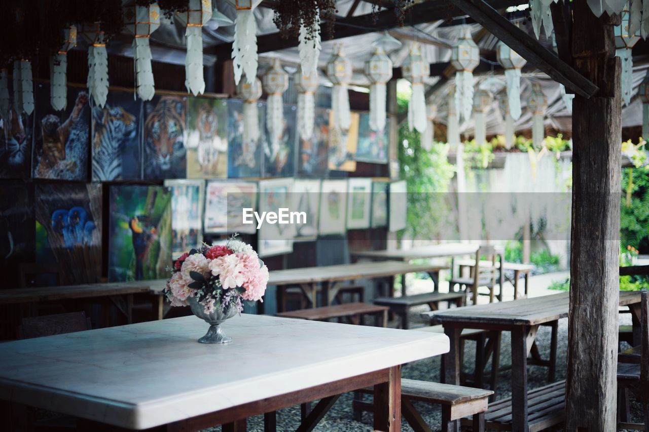 VIEW OF AN EMPTY CHAIRS AND TABLES IN CAFE