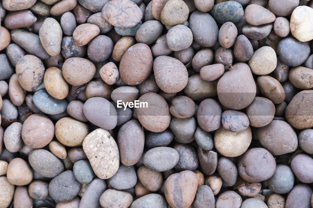 FULL FRAME SHOT OF PEBBLES ON BEACH