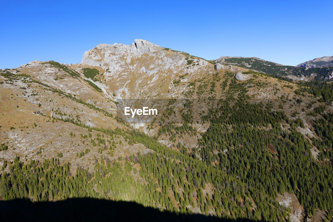 SCENIC VIEW OF MOUNTAIN AGAINST CLEAR BLUE SKY