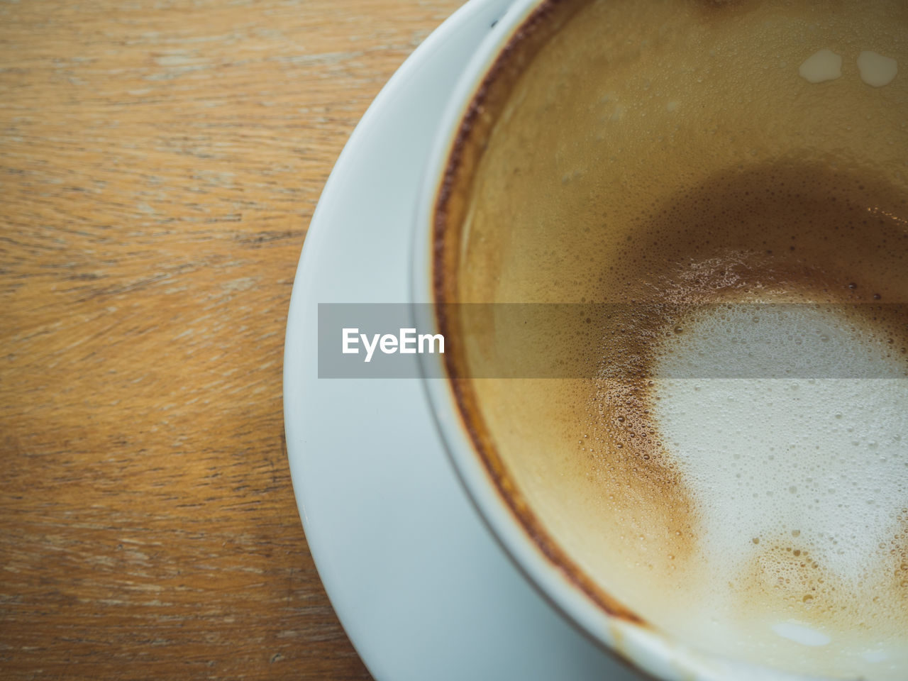 HIGH ANGLE VIEW OF CAPPUCCINO ON TABLE