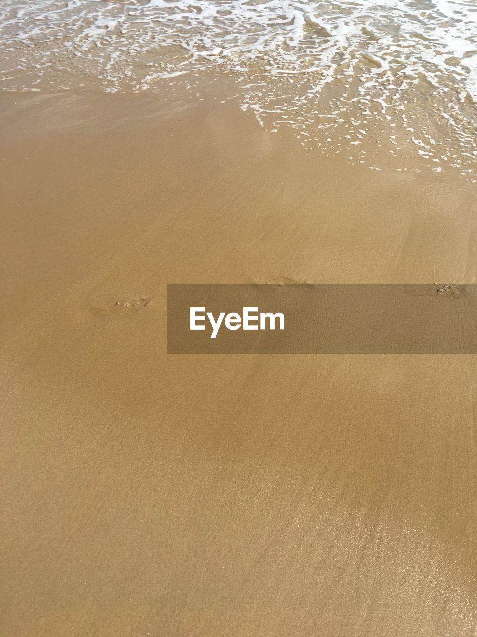 HIGH ANGLE VIEW OF BEACH ON THE SEA