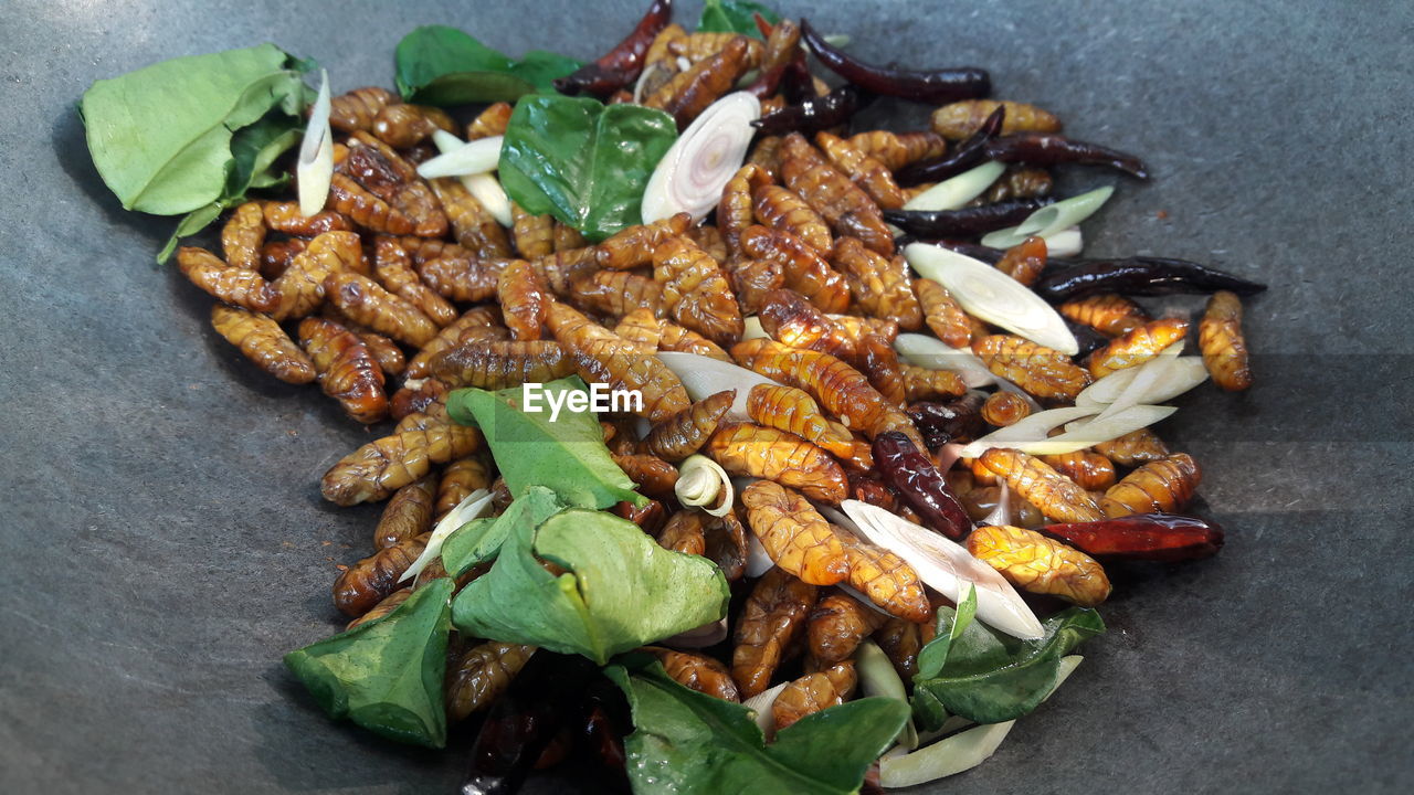 HIGH ANGLE VIEW OF FOOD IN PLATE