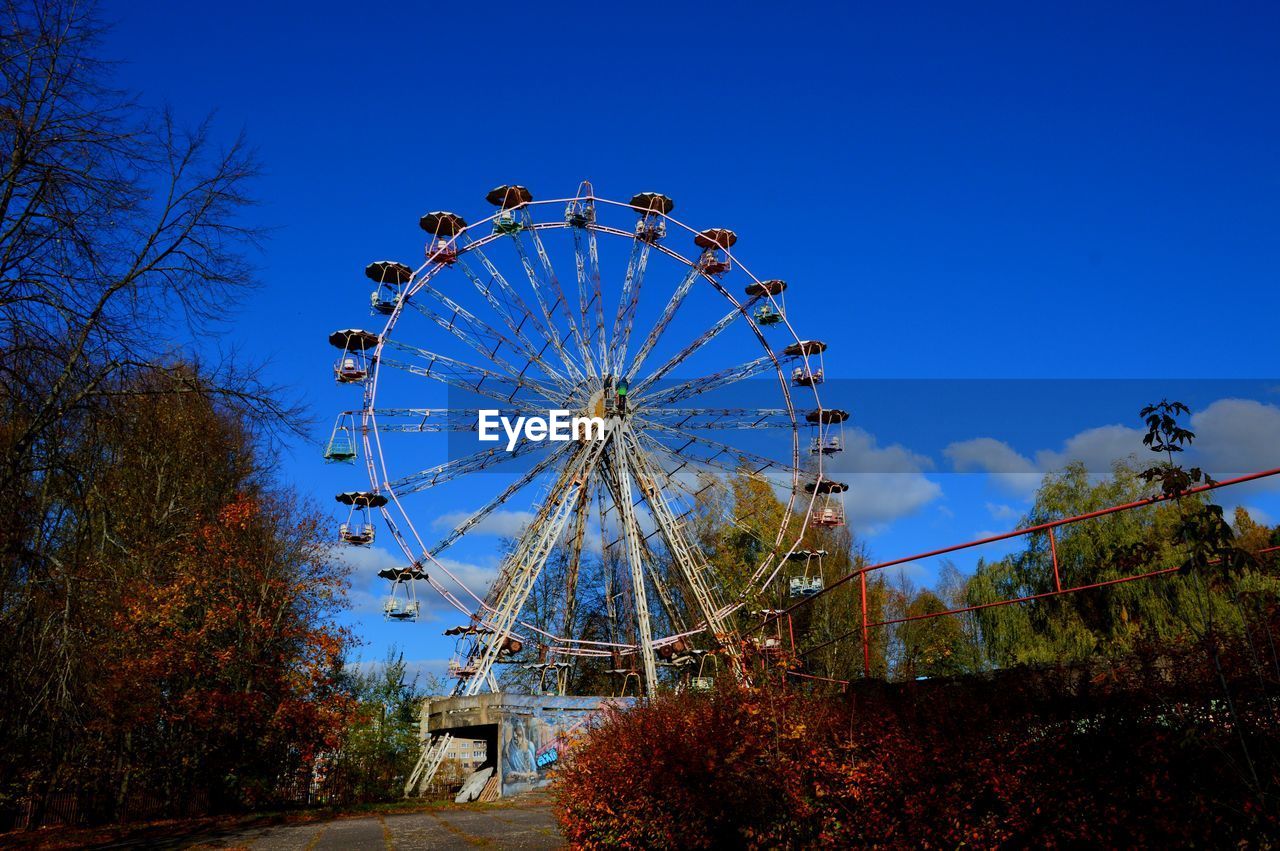 LOW ANGLE VIEW OF FERRIS WHEEL AGAINST SKY