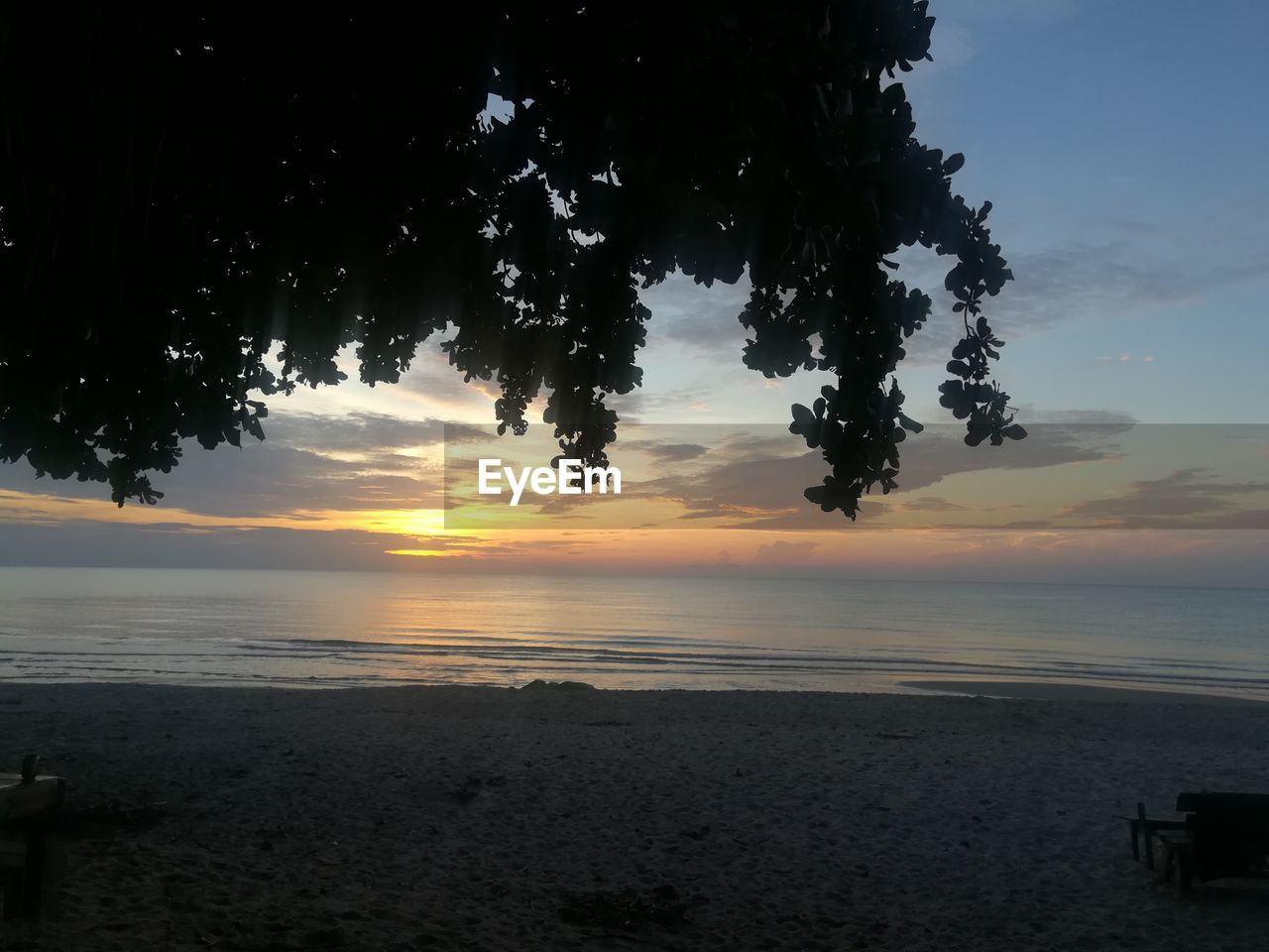 SCENIC VIEW OF SEA AGAINST SKY AT SUNSET