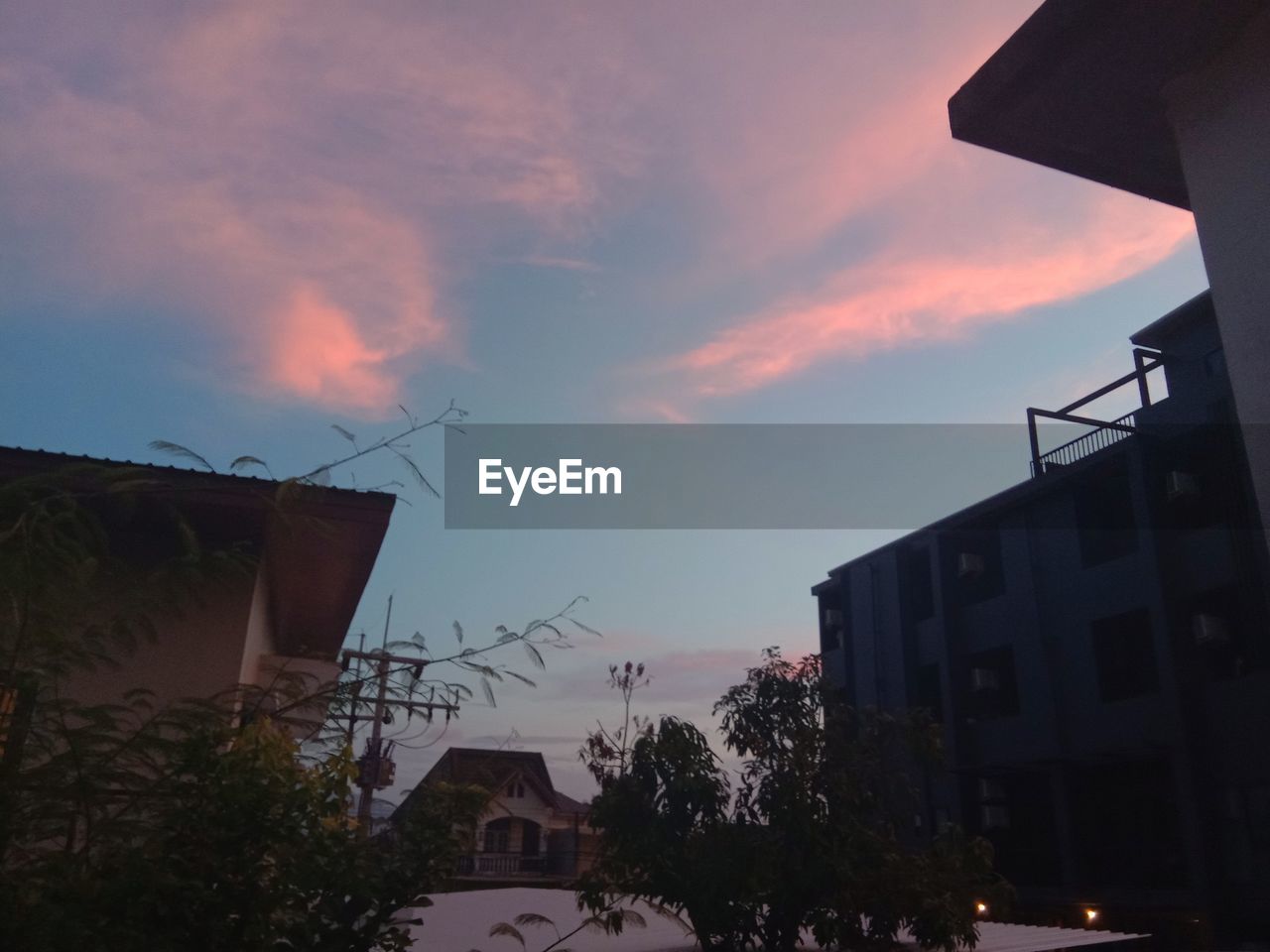 LOW ANGLE VIEW OF BUILDINGS AGAINST SKY