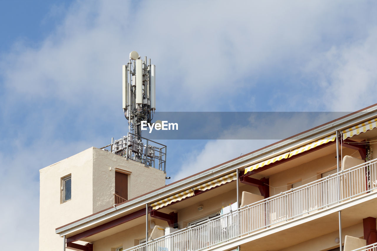 Telecommunications and mobile antennas in a rooftop of a building