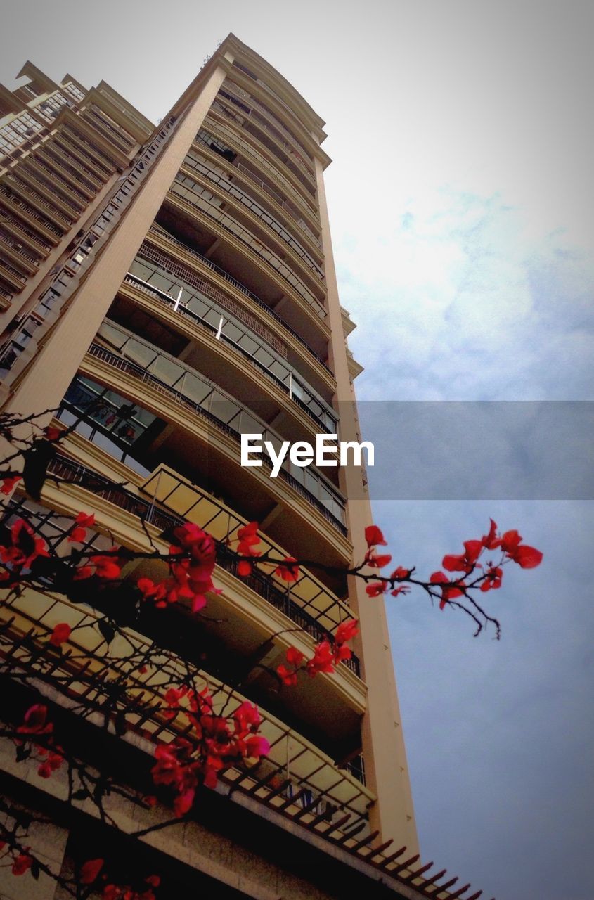 LOW ANGLE VIEW OF MODERN BUILDING AGAINST SKY