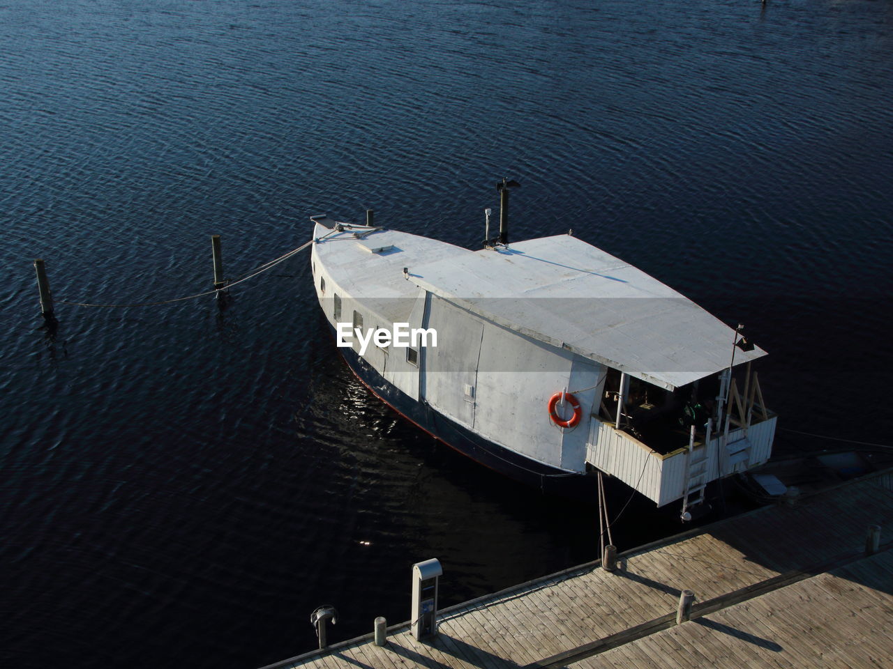 HIGH ANGLE VIEW OF SAILBOAT ON SEA