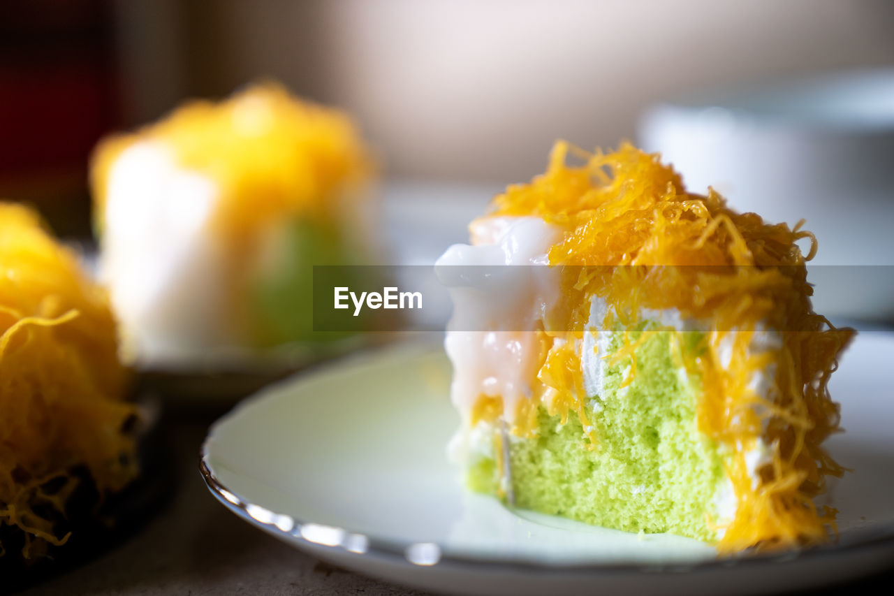 CLOSE-UP OF CAKE ON PLATE