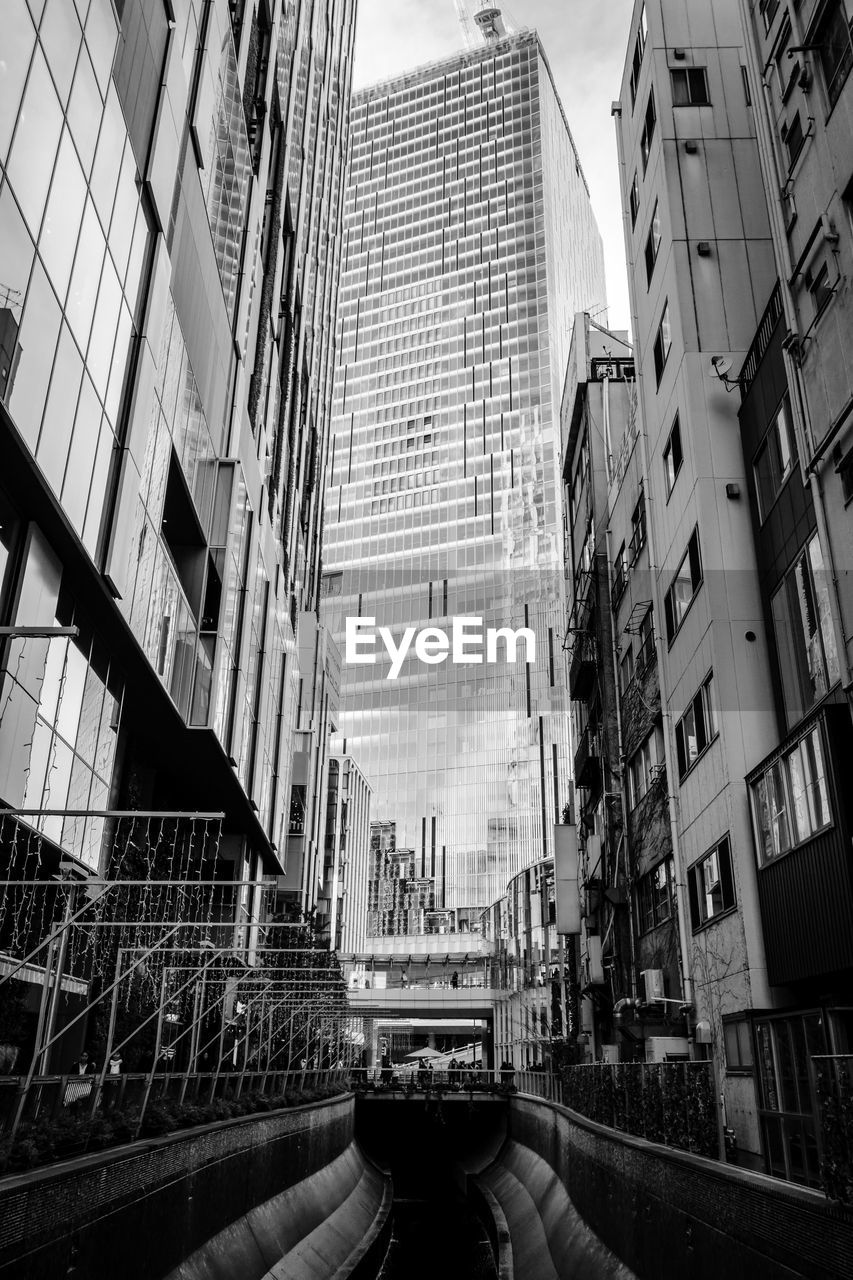 LOW ANGLE VIEW OF MODERN BUILDINGS AGAINST SKY