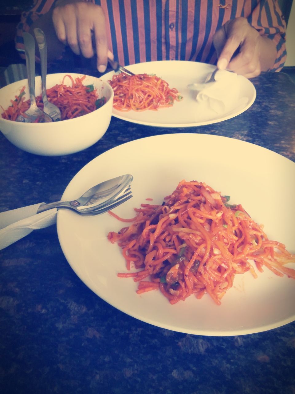 CLOSE-UP OF HAND HOLDING FOOD