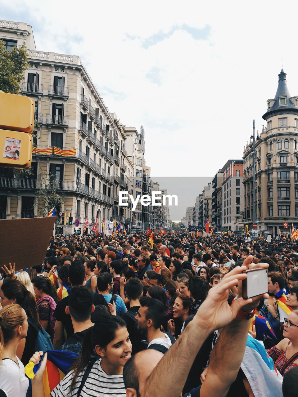 GROUP OF PEOPLE IN FRONT OF BUILDINGS IN CITY