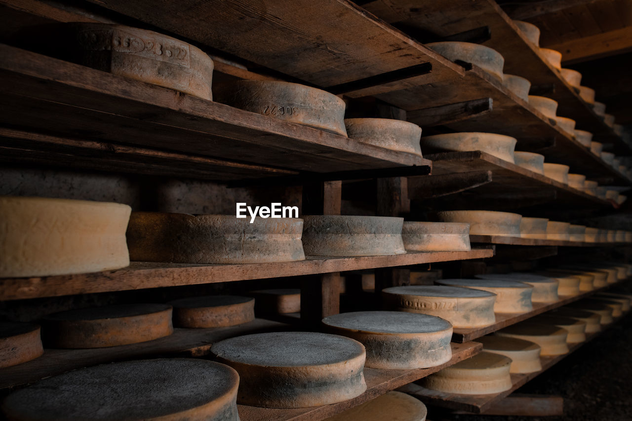 The maturation of cheeses from the orobian alps. of controlled and protected origin