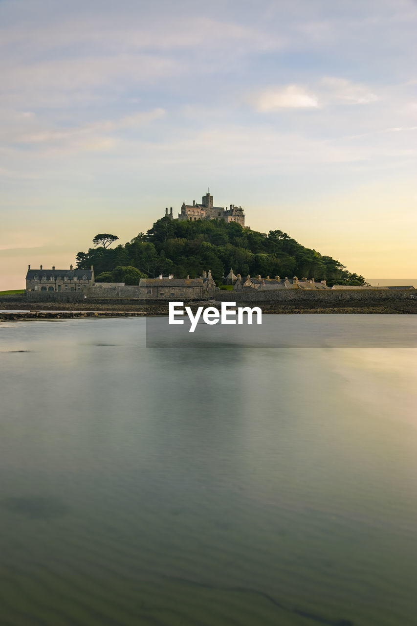 SCENIC VIEW OF SEA AND BUILDINGS AGAINST SKY