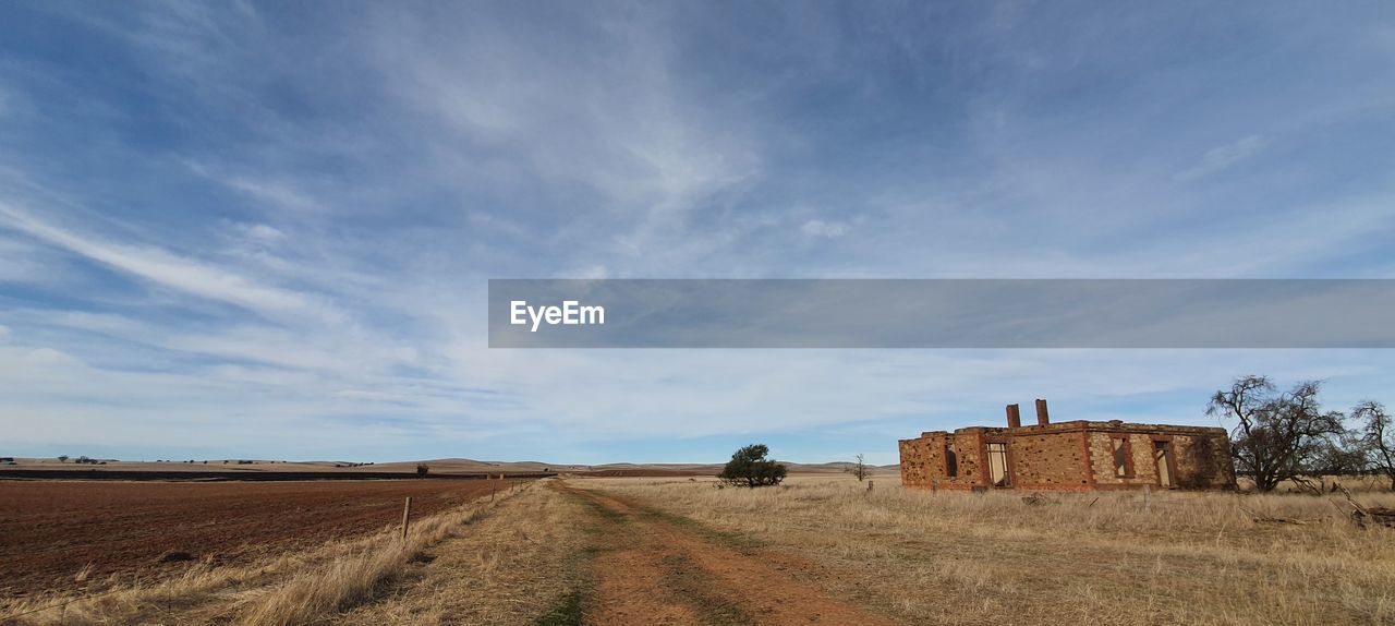 PANORAMIC VIEW OF AGRICULTURAL FIELD AGAINST SKY