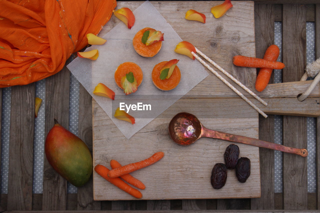 HIGH ANGLE VIEW OF CHOPPED TOMATOES ON TABLE