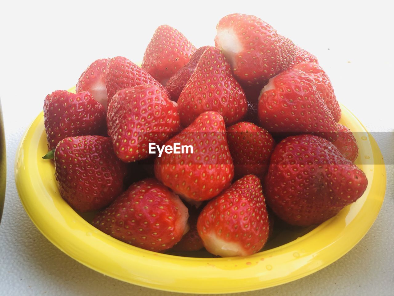 CLOSE-UP OF STRAWBERRIES IN BOWL