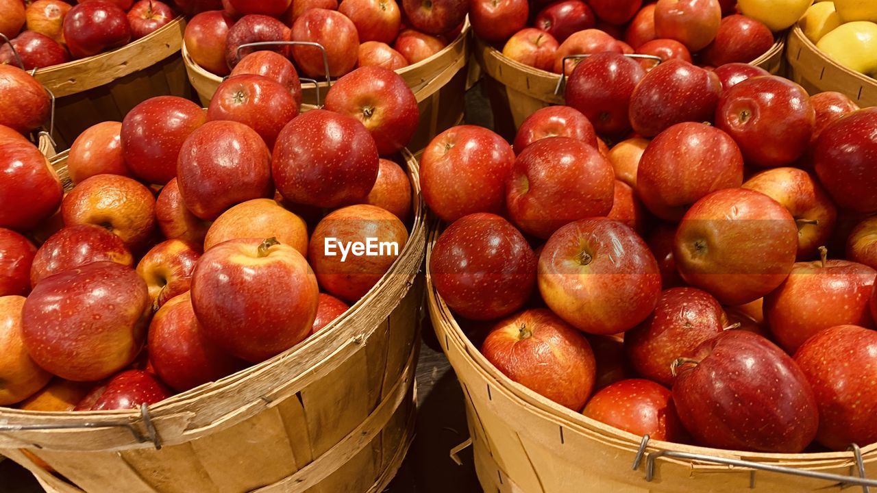 FULL FRAME SHOT OF APPLES IN BASKET