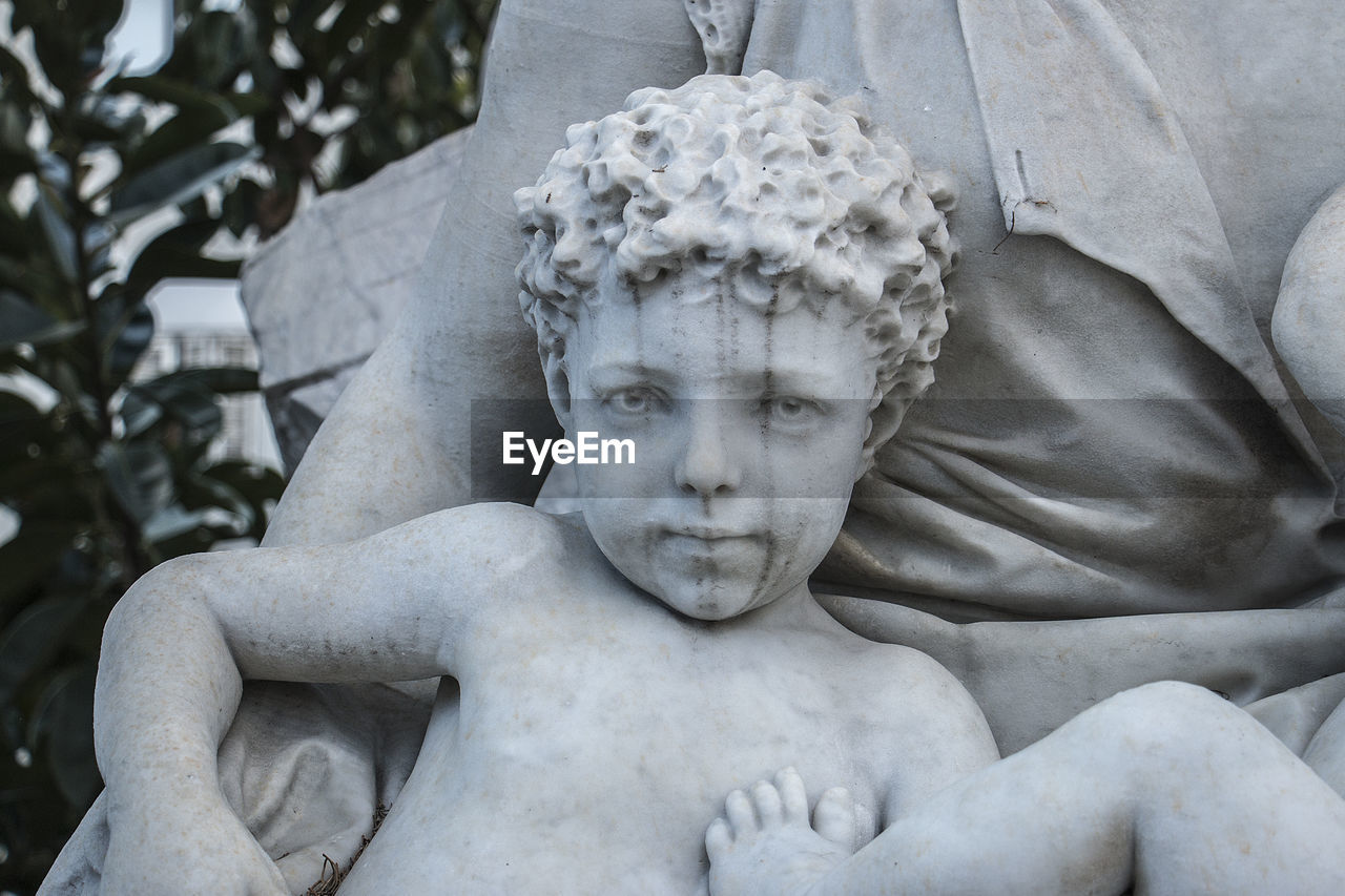 CLOSE-UP OF ANGEL STATUE OUTDOORS