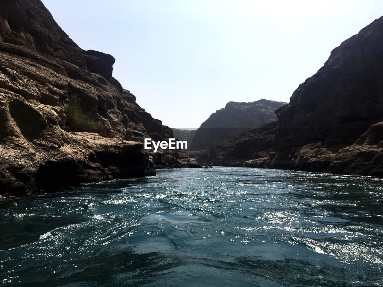 SCENIC VIEW OF SEA AND MOUNTAIN AGAINST CLEAR SKY