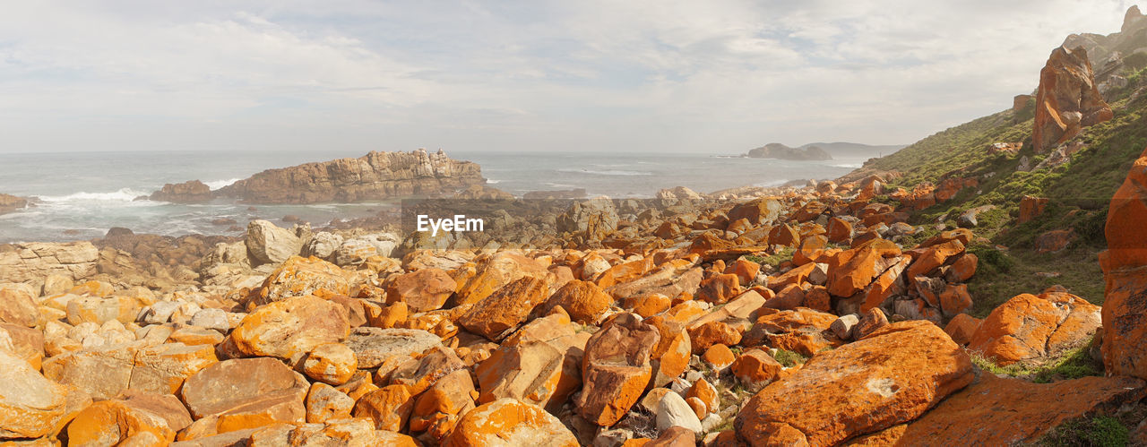 PANORAMIC VIEW OF ROCKS ON SEA