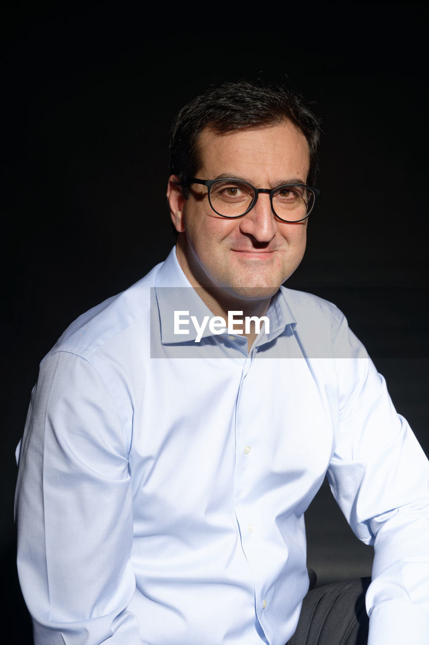 PORTRAIT OF MID ADULT MAN